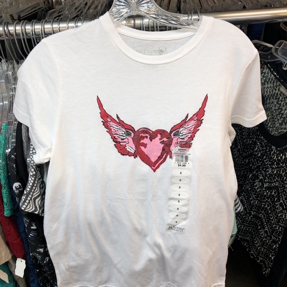 Austin Clothing Co. Tops - Adorable Y2K inspired white t-shirt with heart ❤️